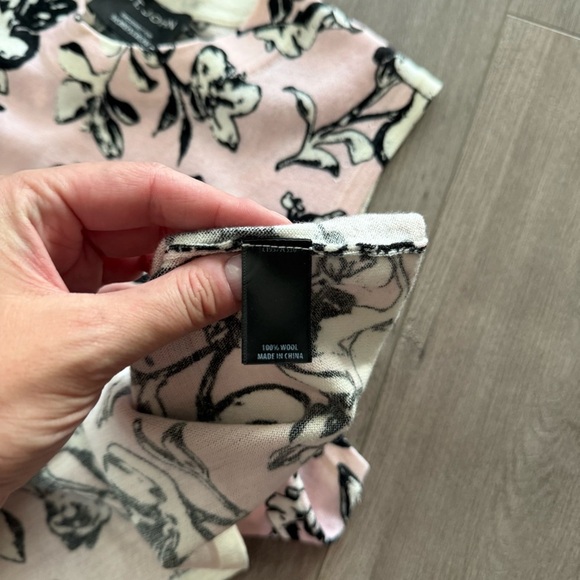 St. John Pink Floral Wool Sleeveless Sweater Top - Picture 4 of 5